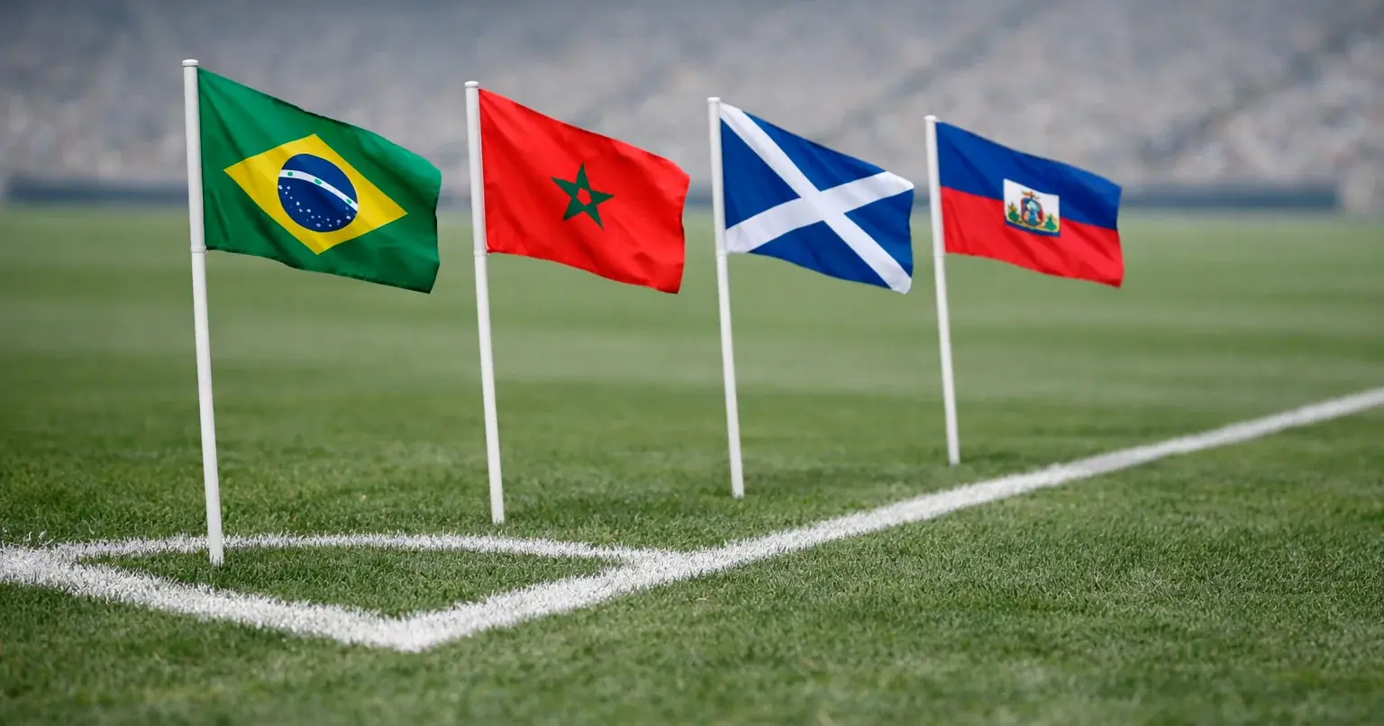 Fodboldbane med flag fra Brasilien, Marokko, Skotland og Haiti, der repræsenterer Gruppe C ved VM 2026