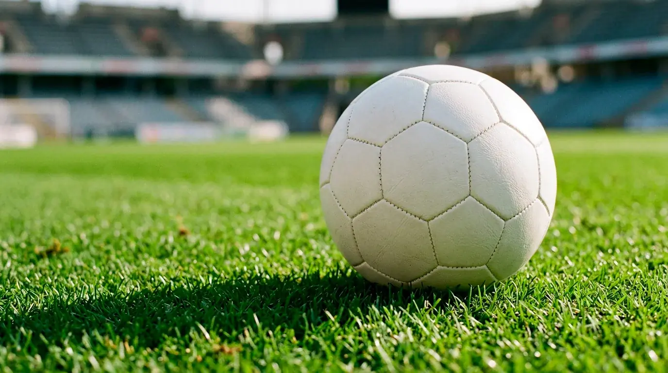 Et tæt nærbillede af en officiel fodbold på det grønne græs