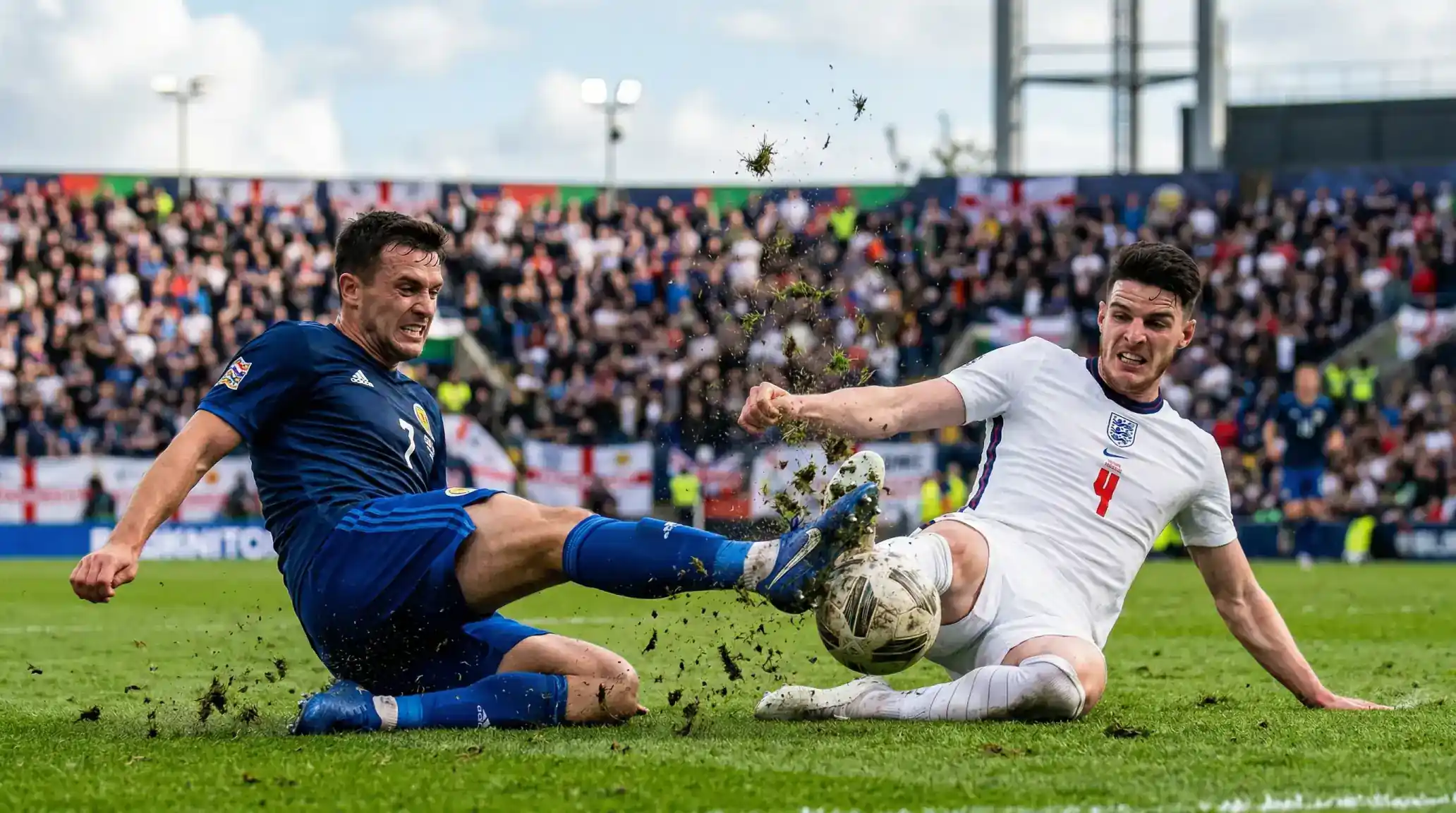 To fodboldspillere i fuld dynamisk tackling om bolden under en intens VM 2026 kamp